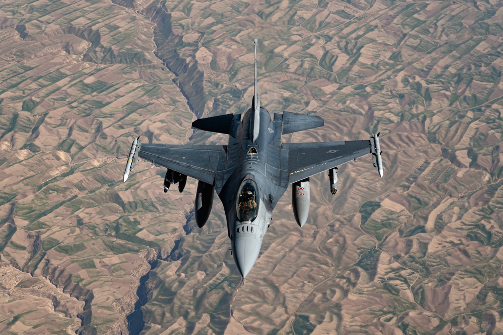 91st EARS refuel F-16 Fighting Falcons