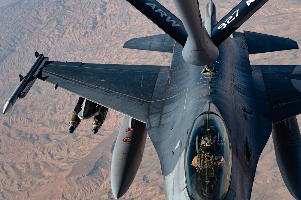 91st EARS refuel F-16 Fighting Falcons