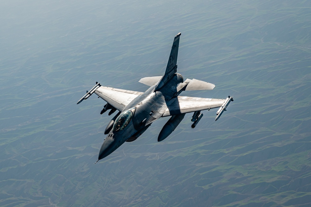 91st EARS refuel F-16 Fighting Falcons