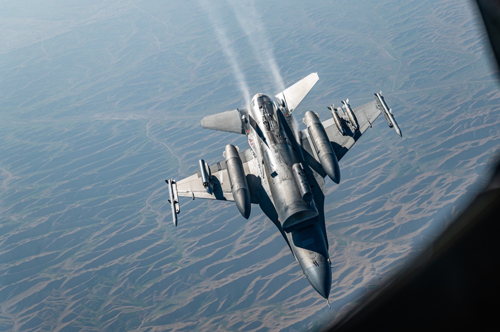 91st EARS refuel F-16 Fighting Falcons