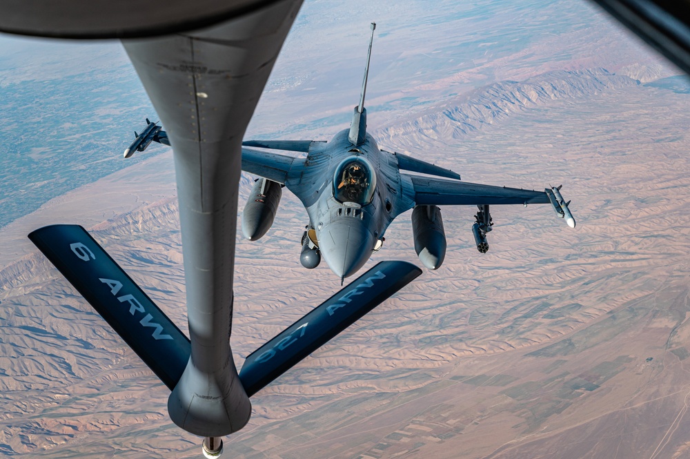 91st EARS refuel F-16 Fighting Falcons