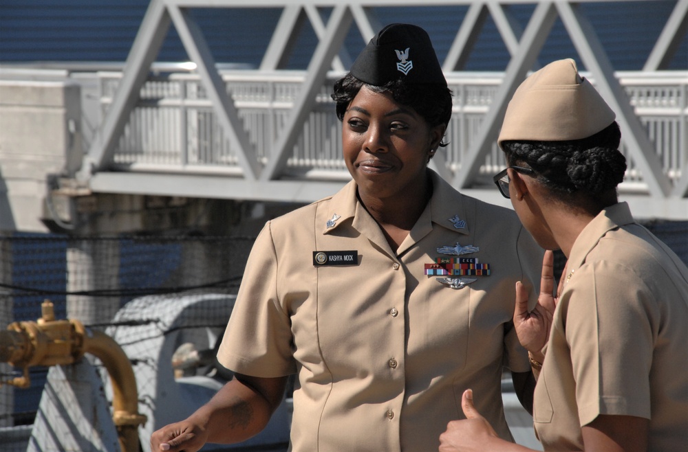 Naval Museum hosts a reenlistment ceremony