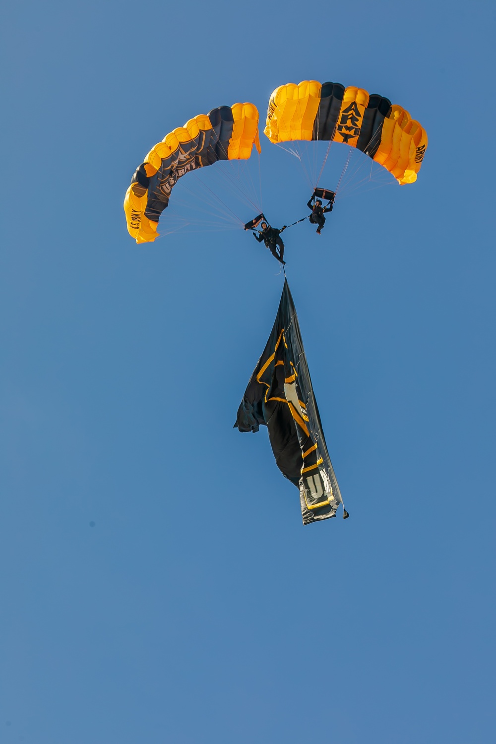U.S. Army Parachute Team jumps at Great Pacific Airshow