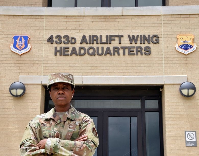 433rd Airlift Wing welcomes new command chief