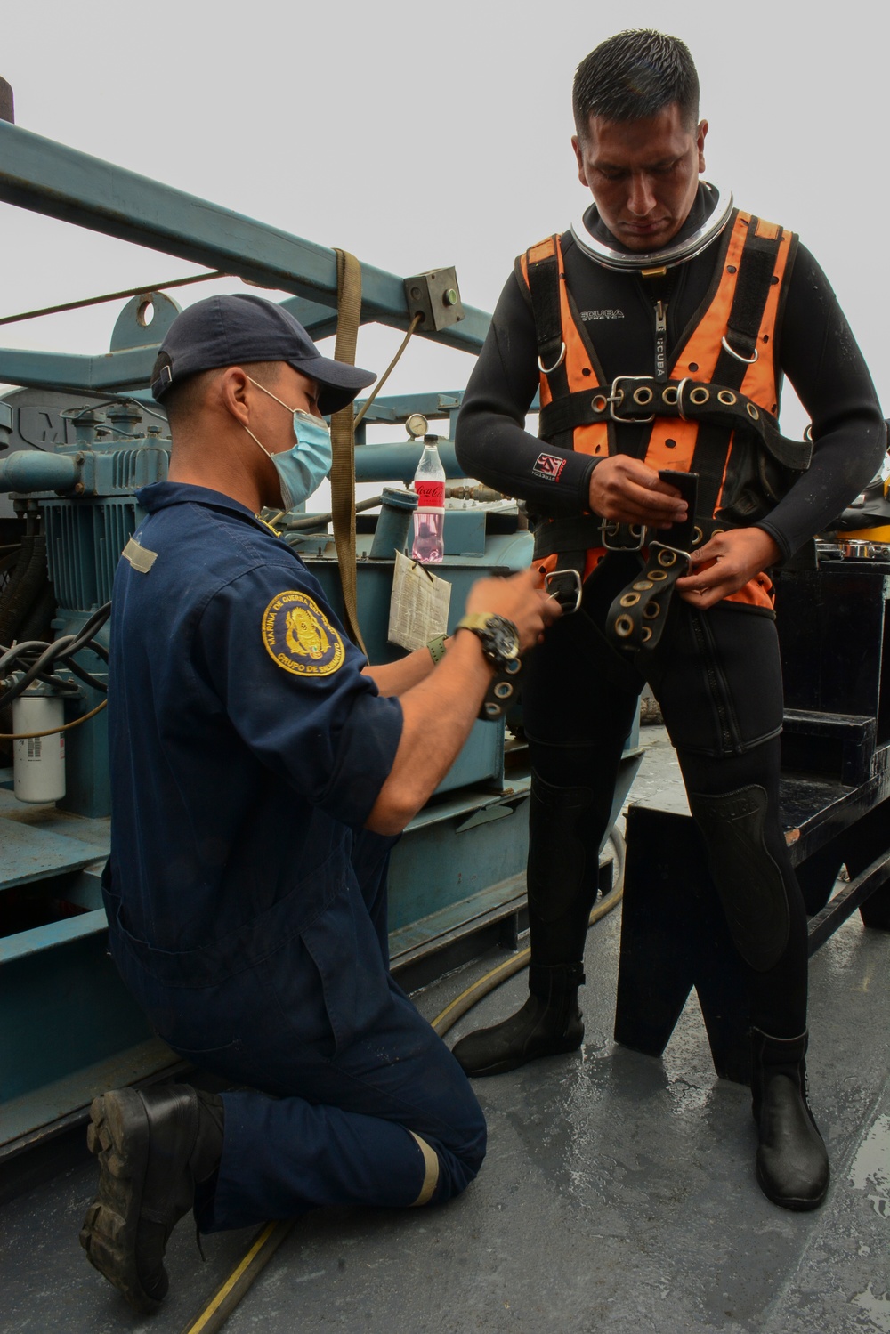 U.S. Navy Divers Work with Peruvian Navy Divers