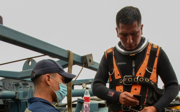 U.S. Navy Divers Work with Peruvian Navy Divers