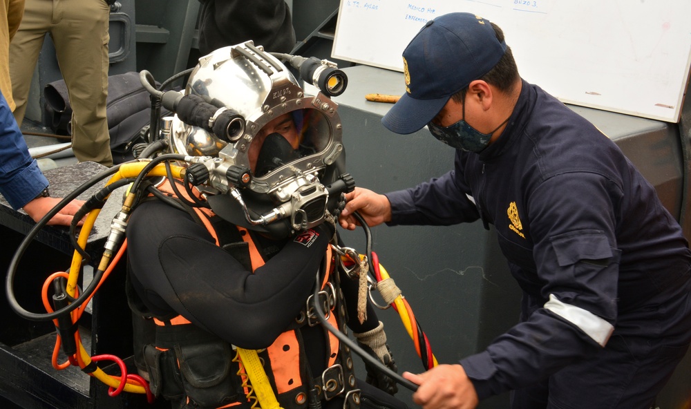 U.S. Navy Divers Work with Peruvian Navy Divers