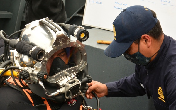 U.S. Navy Divers Work with Peruvian Navy Divers
