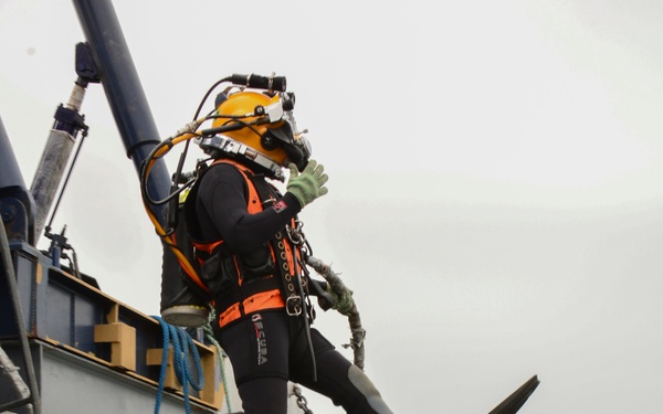 U.S. Navy Divers Work with Peruvian Navy Divers