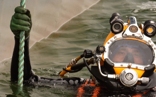 U.S. Navy Divers Work with Peruvian Navy Divers