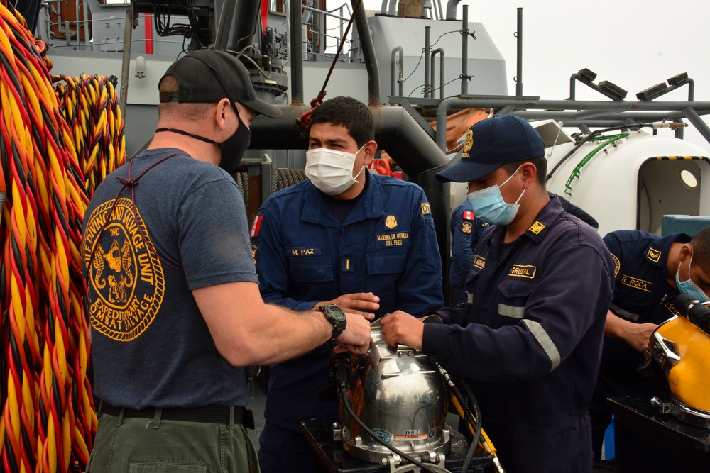 U.S. Navy Divers Work with Peruvian Navy Divers