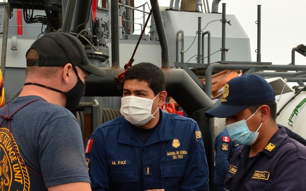 U.S. Navy Divers Work with Peruvian Navy Divers