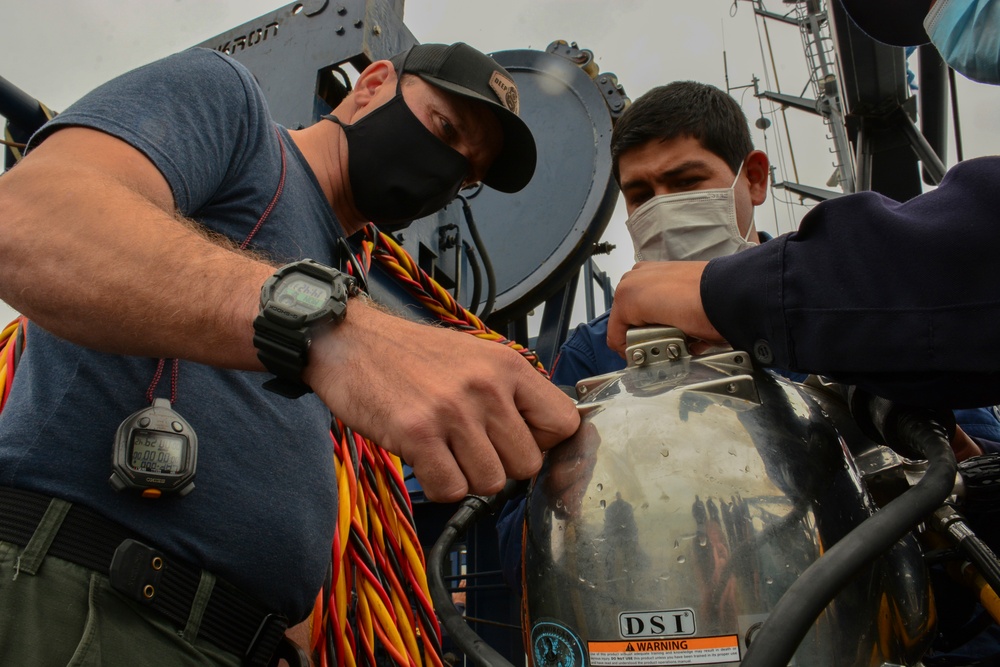 U.S. Navy Divers Work with Peruvian Navy Divers