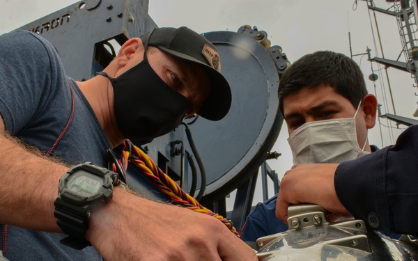 U.S. Navy Divers Work with Peruvian Navy Divers