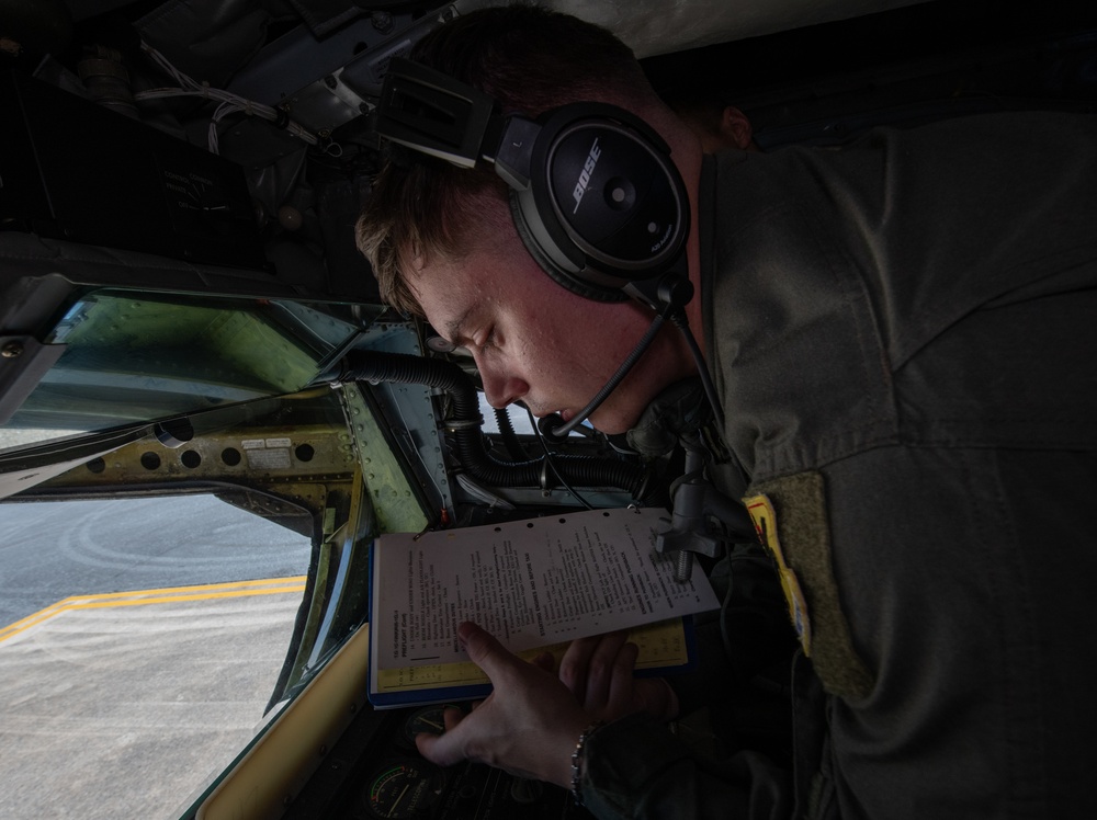 Boom operator training: refueling experts