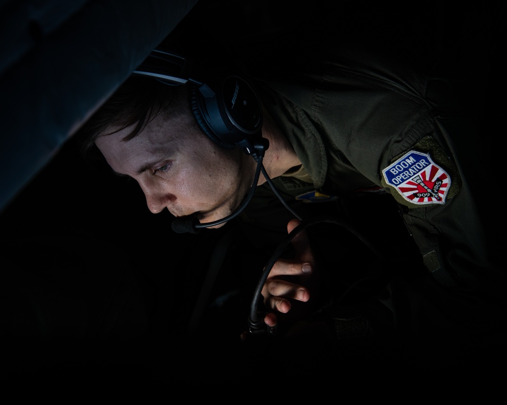 Boom operator training: refueling experts