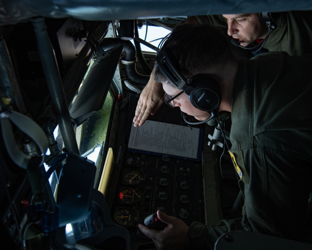 Boom operator training: refueling experts