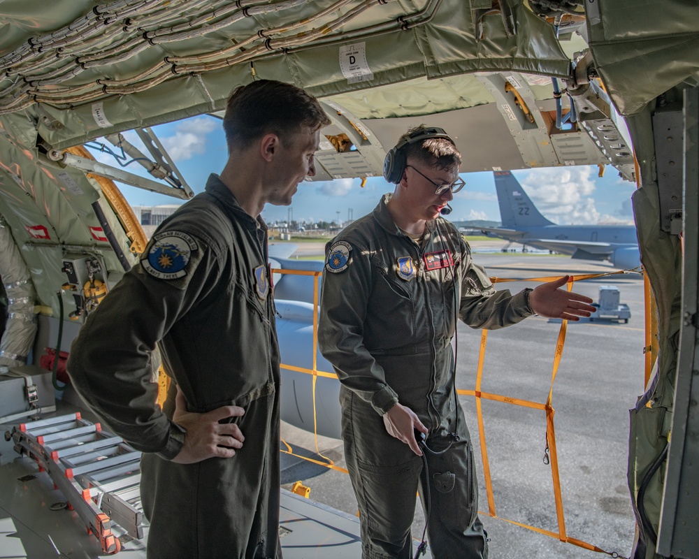 Boom operator training: refueling experts