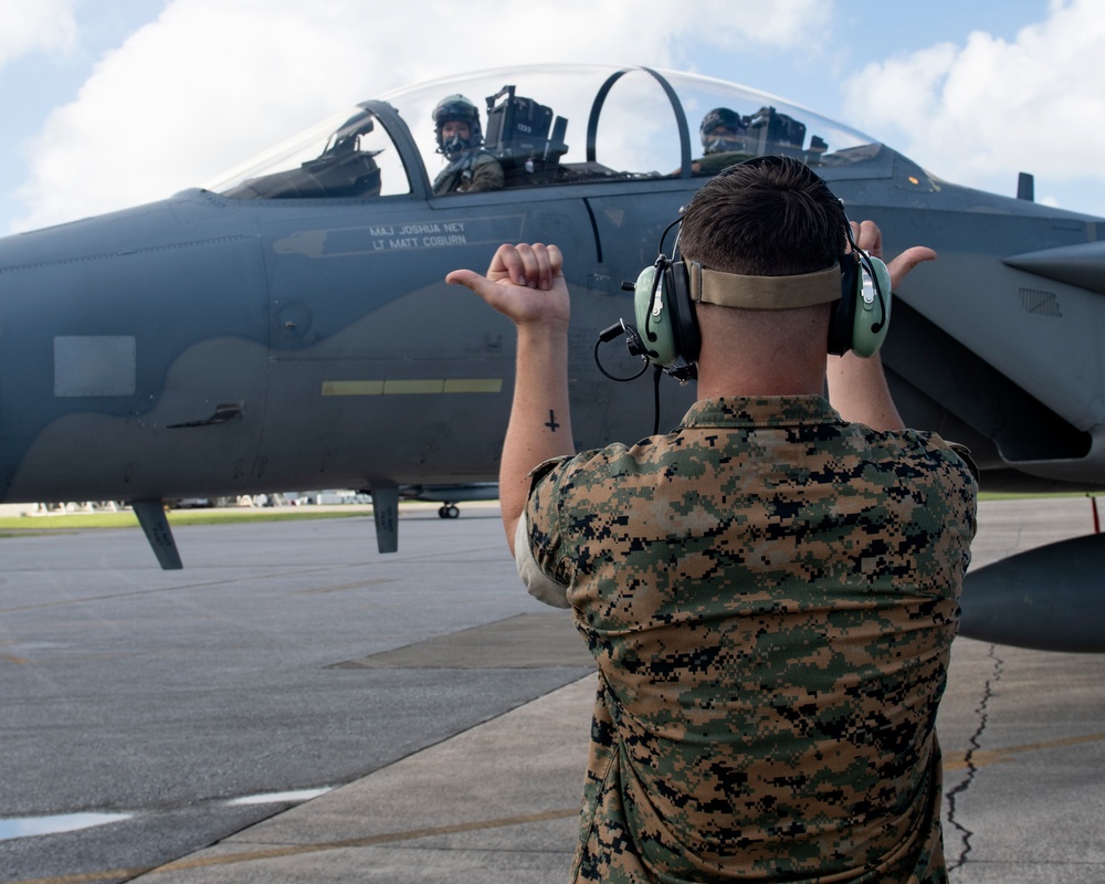 Marines participate in hot pit refueling with 18th Wing Airmen