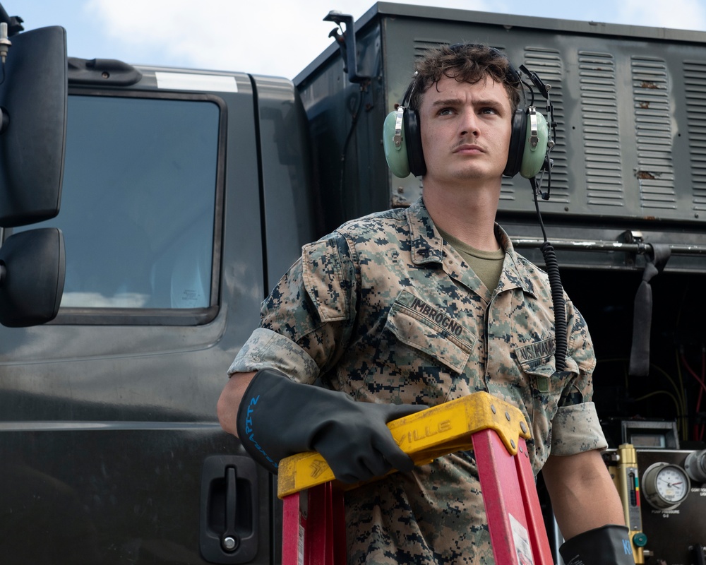 Marines participate in hot pit refueling with 18th Wing Airmen