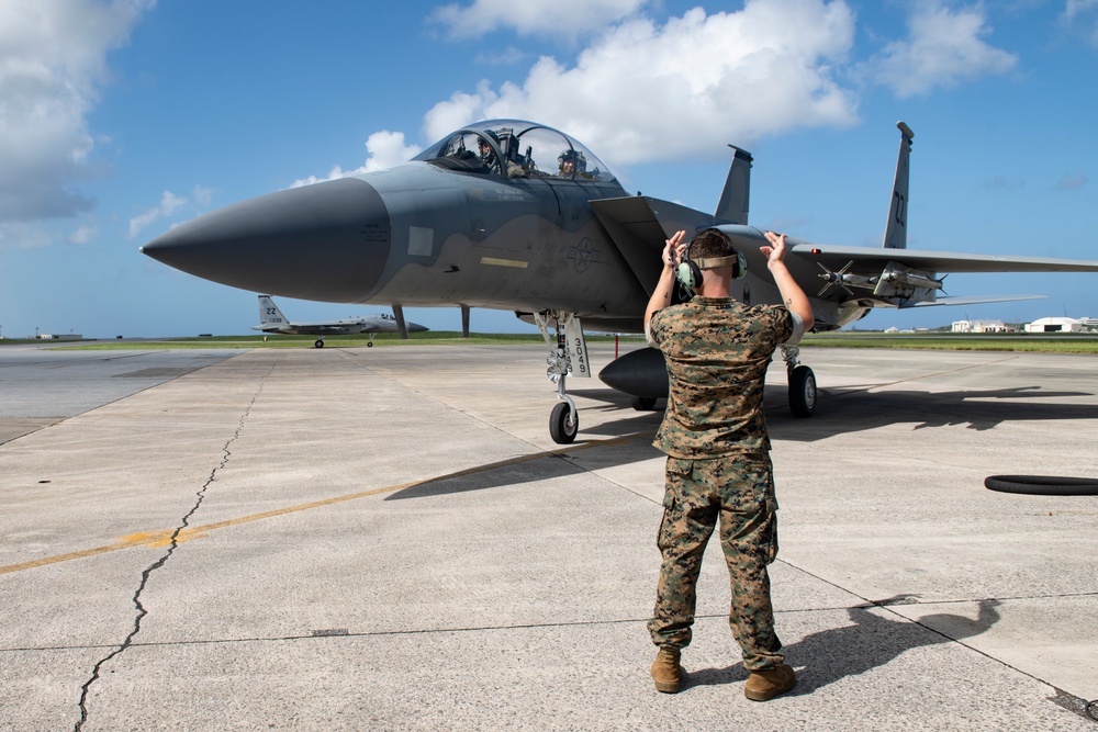 Marines participate in hot pit refueling with 18th Wing Airmen