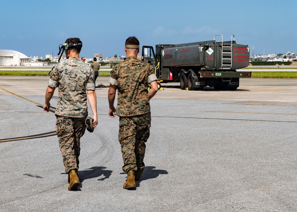 Marines participate in hot pit refueling with 18th Wing Airmen