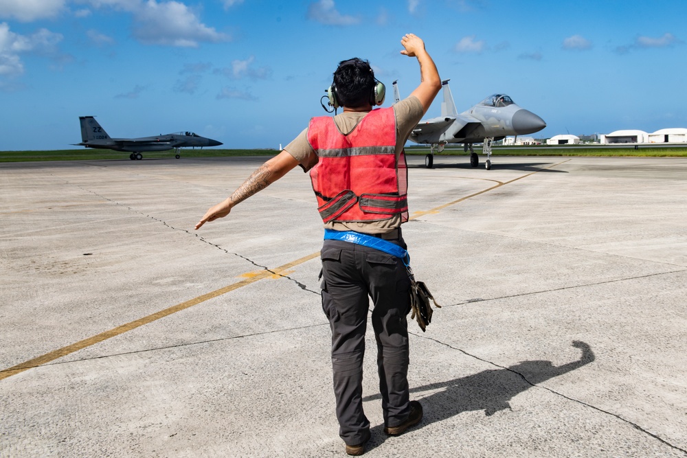 Marines participate in hot pit refueling with 18th Wing Airmen