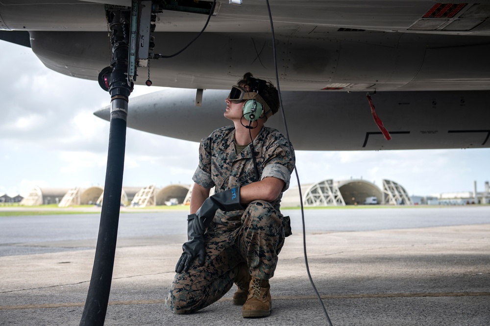 Marines participate in hot pit refueling with 18th Wing Airmen