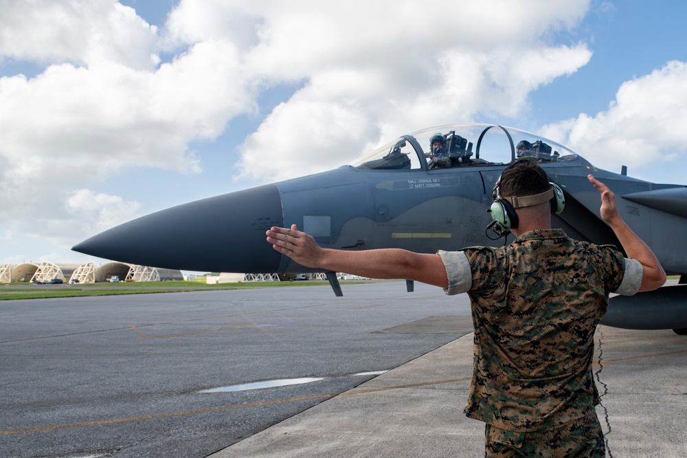 Marines participate in hot pit refueling with 18th Wing Airmen