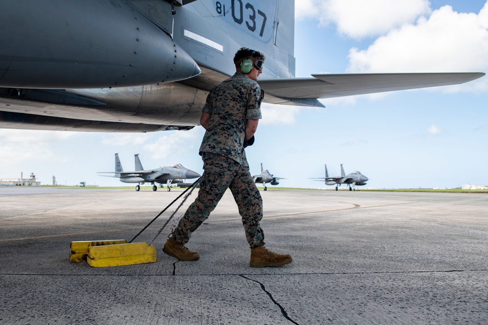 Marines participate in hot pit refueling with 18th Wing Airmen