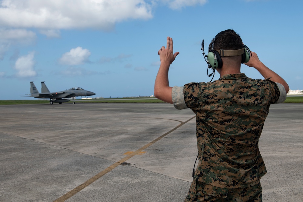 Marines participate in hot pit refueling with 18th Wing Airmen