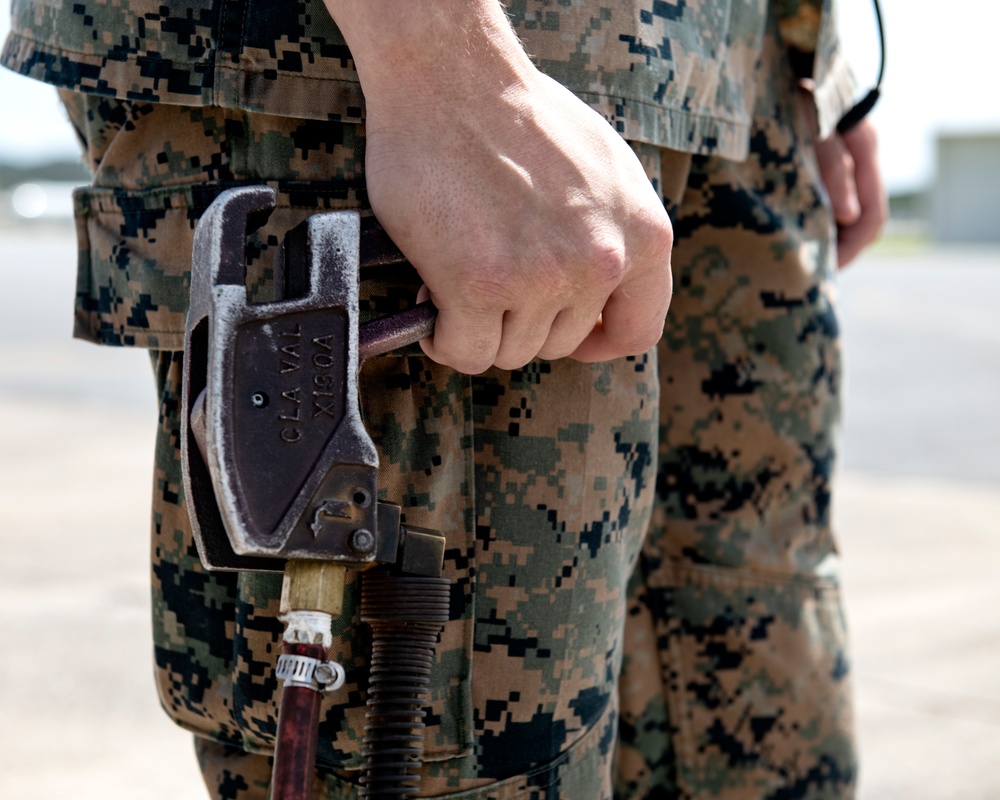 Marines participate in hot pit refueling with 18th Wing Airmen