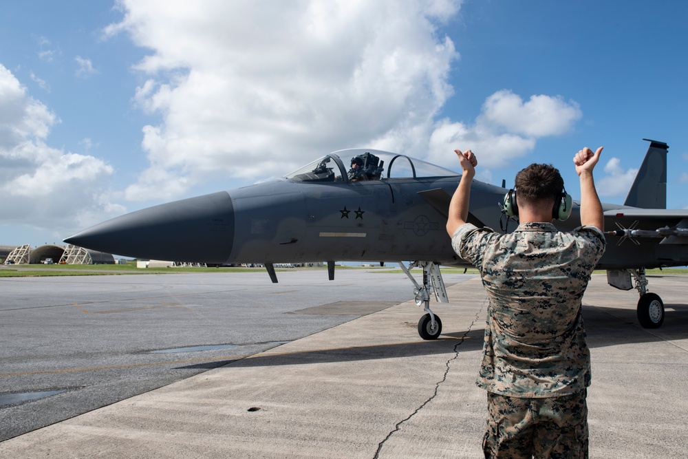 Marines participate in hot pit refueling with 18th Wing Airmen