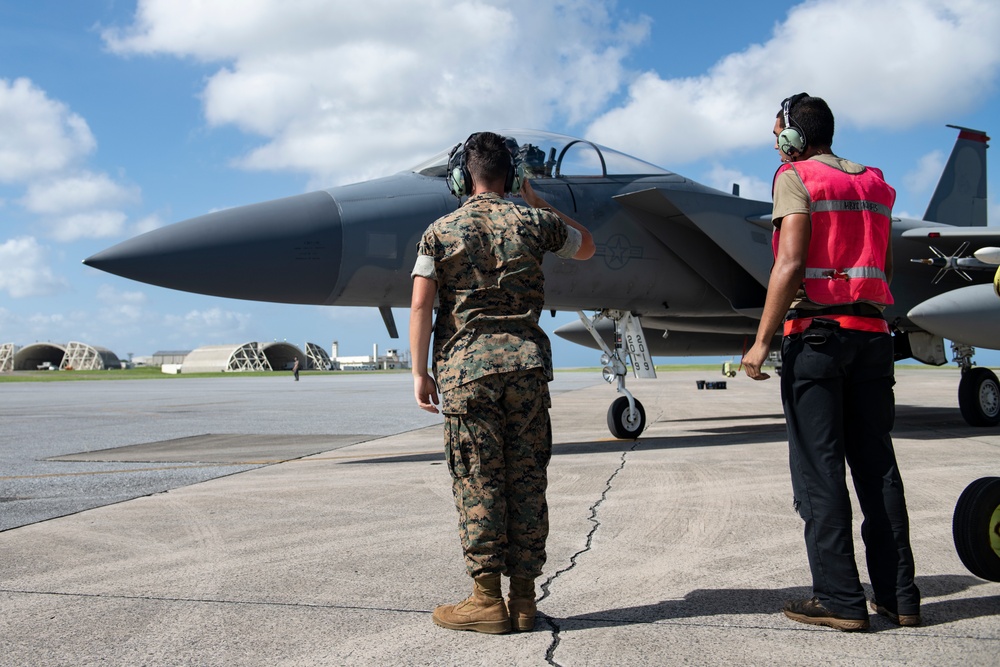 Marines participate in hot pit refueling with 18th Wing Airmen