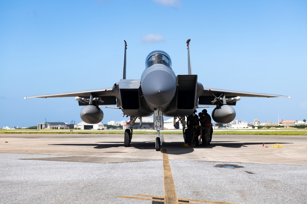 Marines participate in hot pit refueling with 18th Wing Airmen