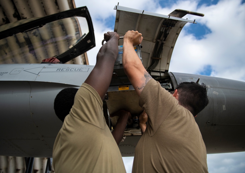 Wingmen, Maintainers keep Fighting Falcons flying