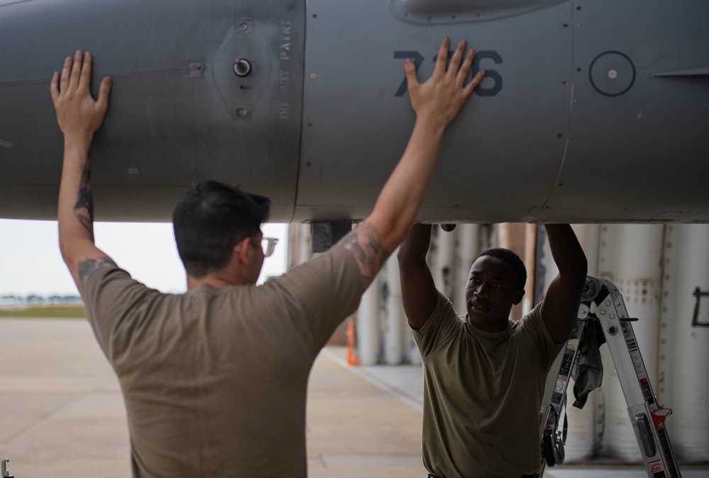Wingmen, Maintainers keep Fighting Falcons flying