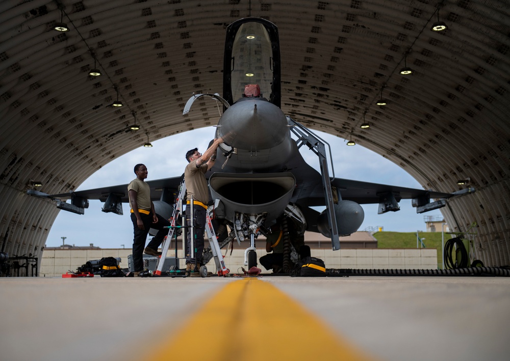 Wingmen, Maintainers keep Fighting Falcons flying