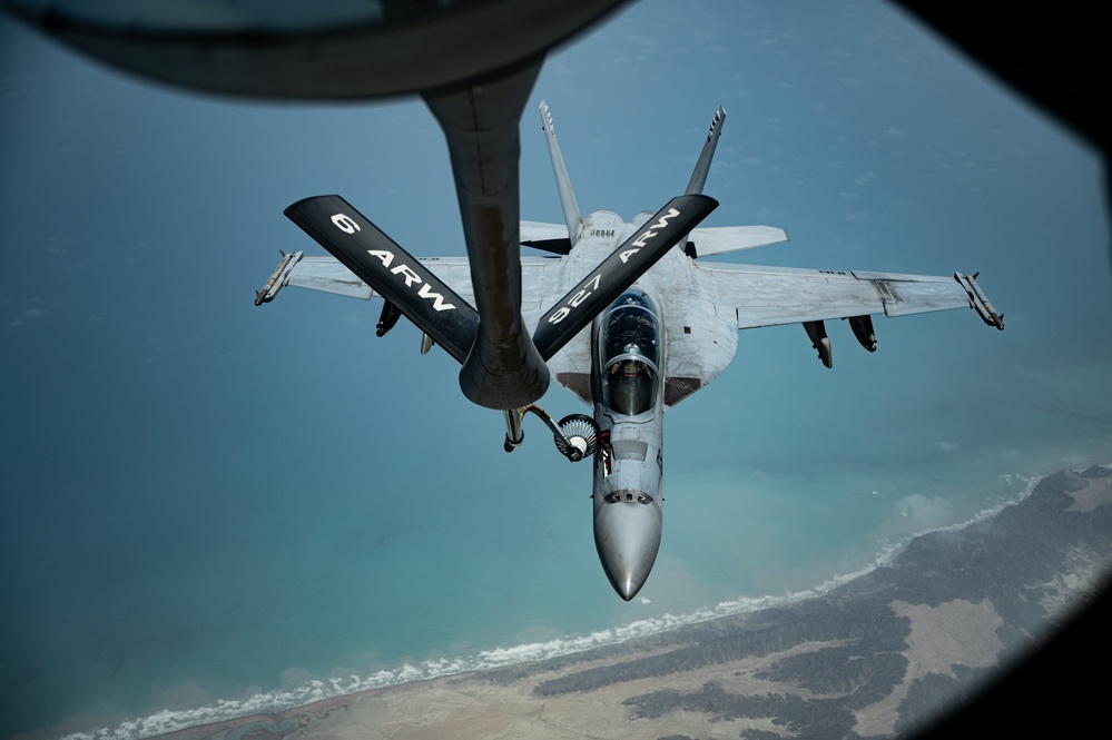 91st EARS Refuels Navy F-18s
