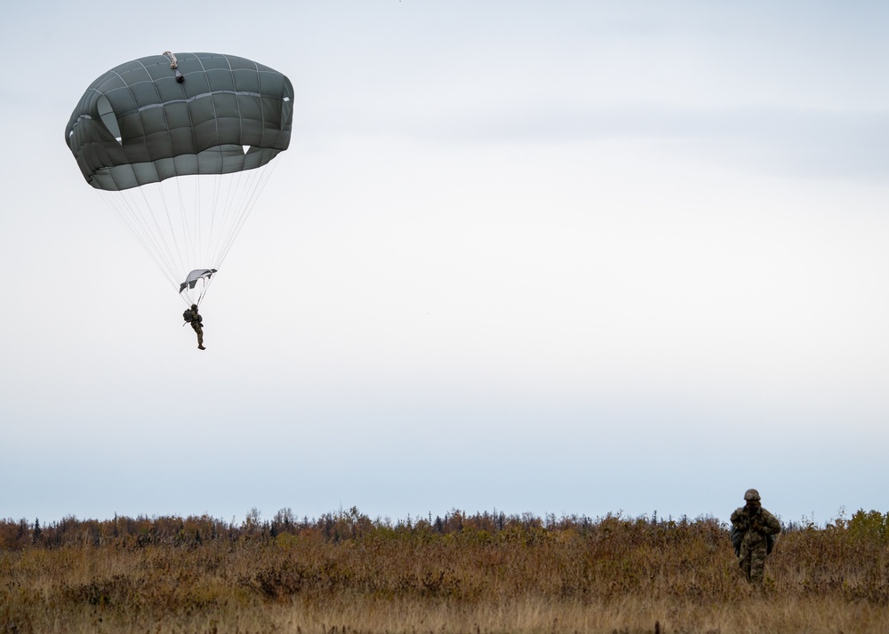 4/25 paratroopers conduct CH-47 Chinook airborne jump