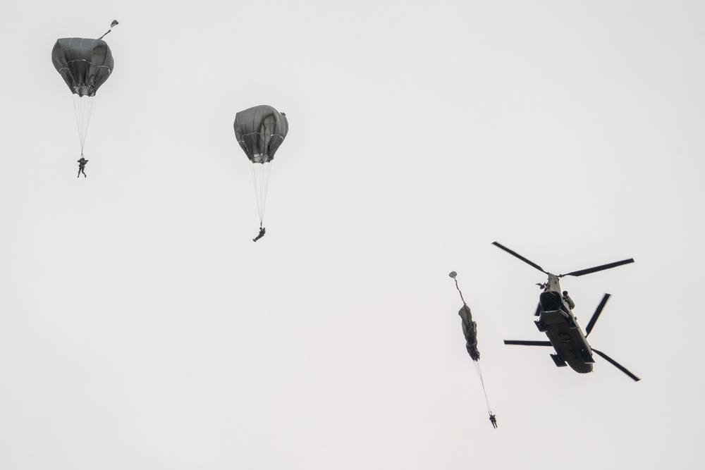 4/25 paratroopers conduct CH-47 Chinook airborne jump