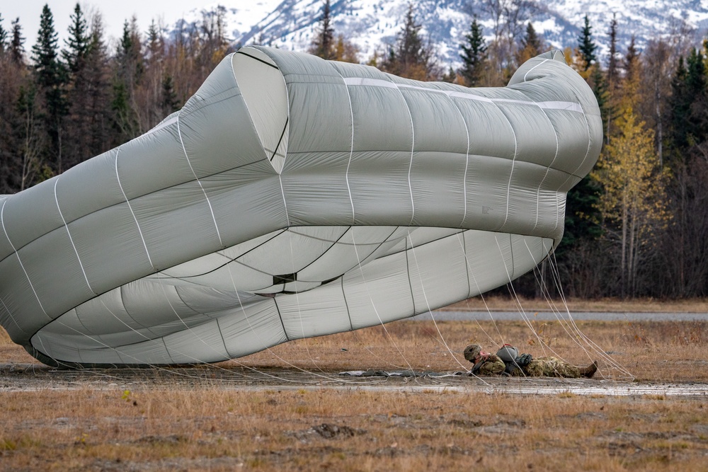 4/25 paratroopers conduct CH-47 Chinook airborne jump