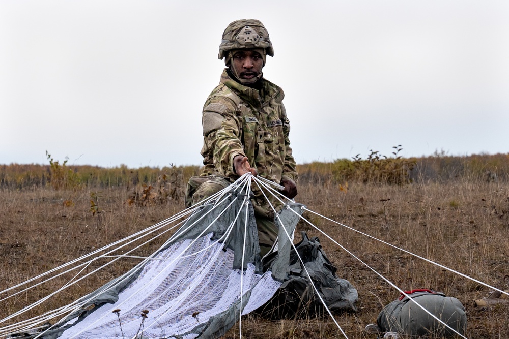 4/25 paratroopers conduct CH-47 Chinook airborne jump