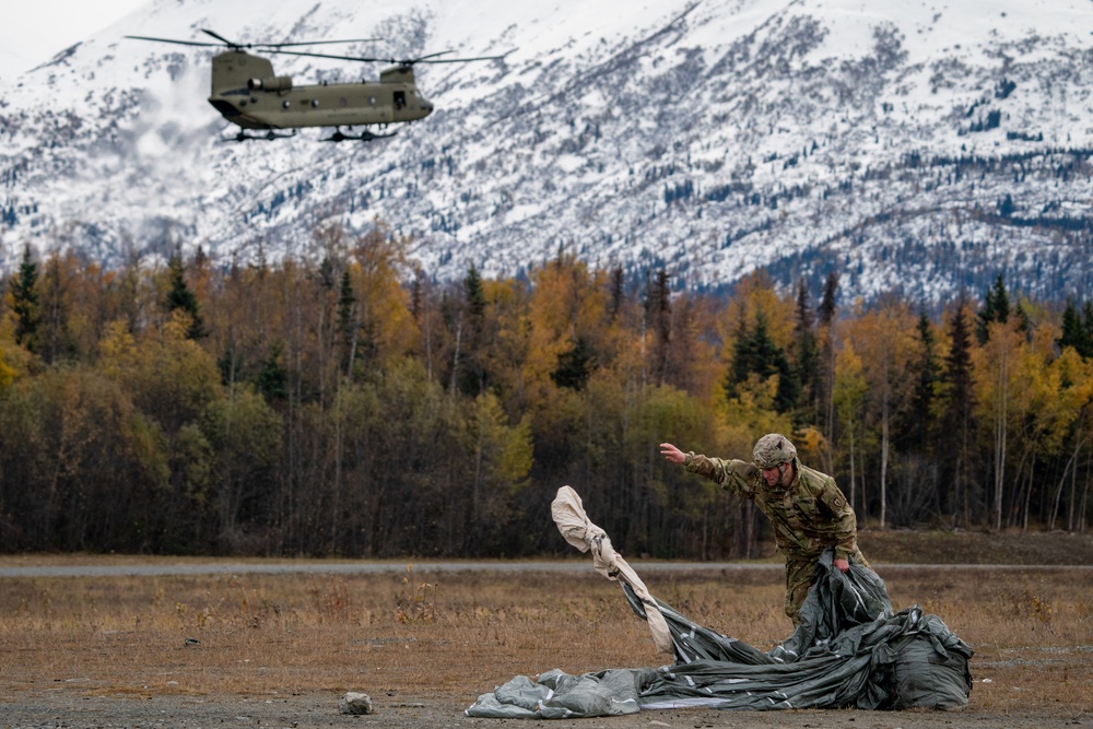 4/25 paratroopers conduct CH-47 Chinook airborne jump