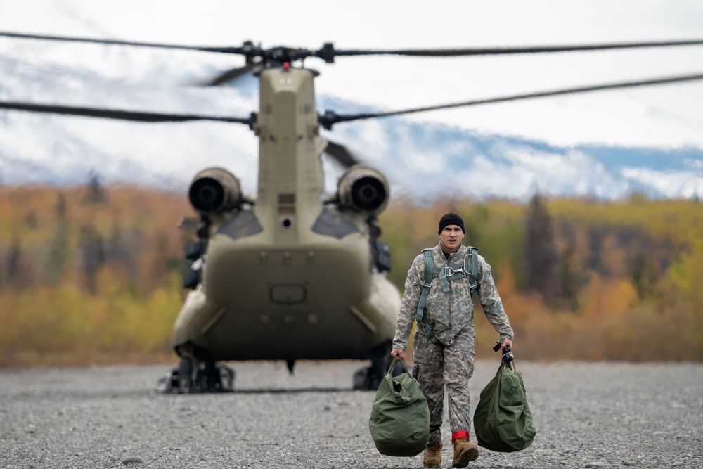 4/25 paratroopers conduct CH-47 Chinook airborne jump