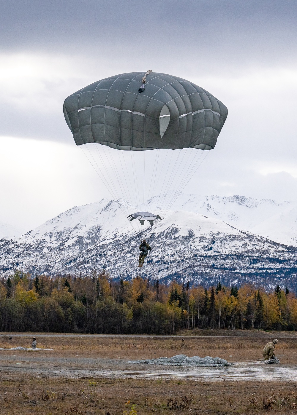 4/25 paratroopers conduct CH-47 Chinook airborne jump