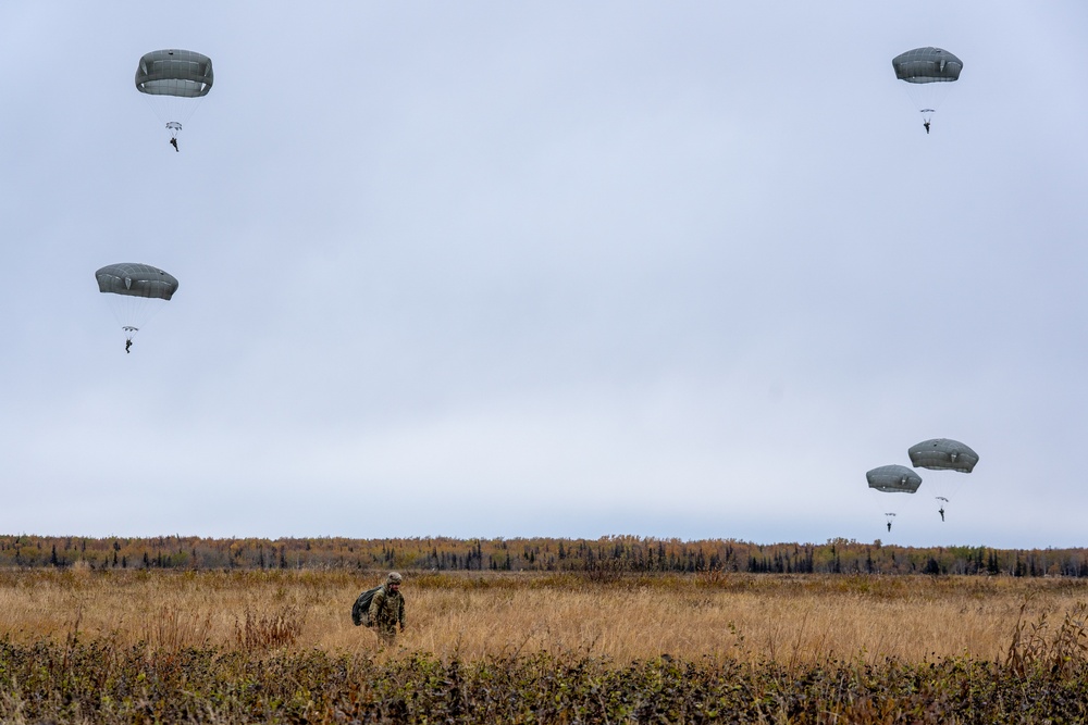 4/25 paratroopers conduct CH-47 Chinook airborne jump