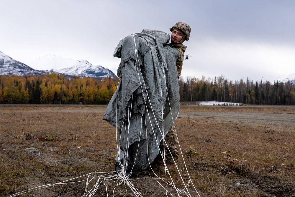 4/25 paratroopers conduct CH-47 Chinook airborne jump