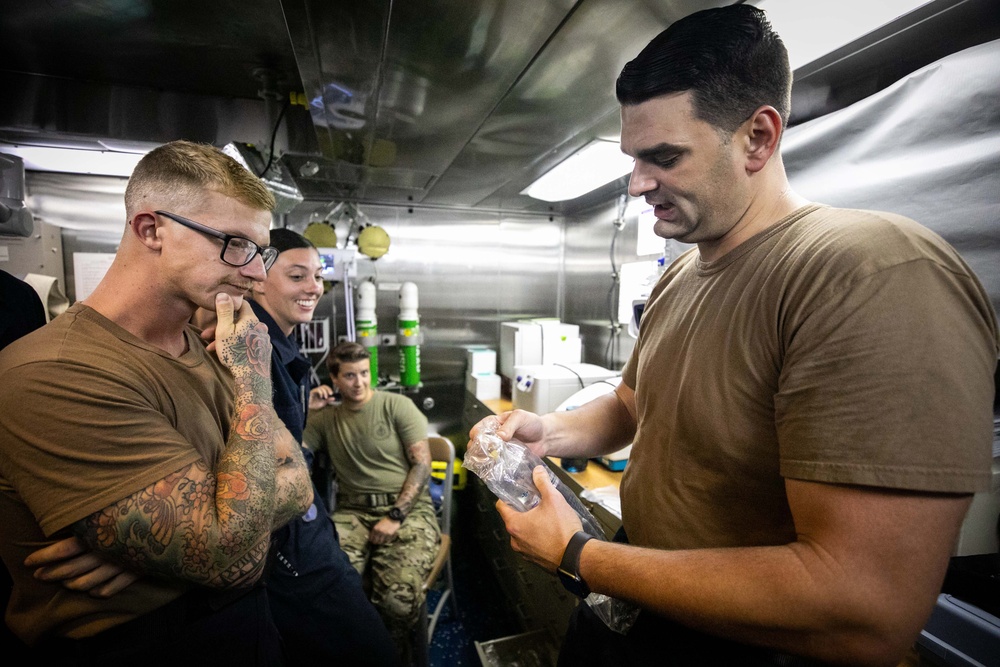 USS Sioux City Sailor Holds EMRT Training