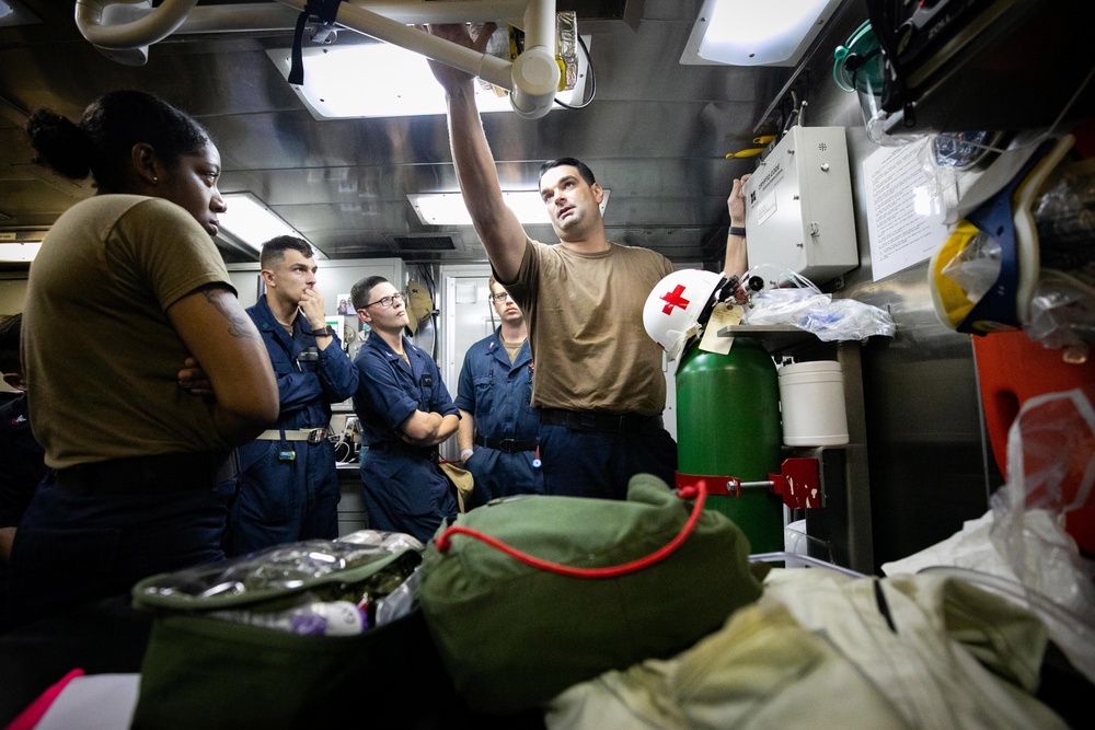 USS Sioux City Sailor Holds EMRT Training